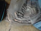 un sac en plastique posé par terre, contenant une cuillère
