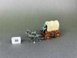 une petite figurine représentant un chariot couvert tiré par des chevaux