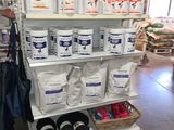 de nombreux seaux de produits d'entretien sur les étagères
