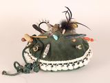 un sac à main vert orné de plumes et de perles