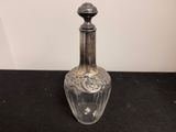 une image représentant une bouteille en verre ornée d'un décor argenté sur le goulot