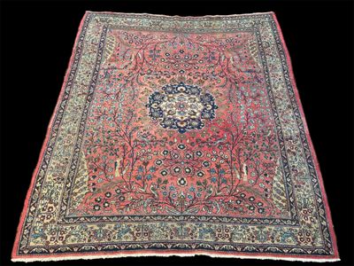 un tapis persan ancien orné d'un motif en médaillon sur fond noir