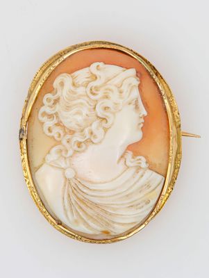 Broche en or centrée d'un camée représentant un profil de fe…