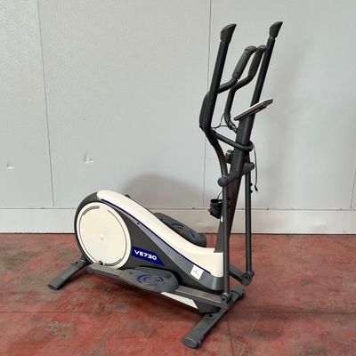 un gros plan sur un vélo d'appartement dans une pièce