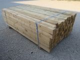 un tas de bois posé par terre dans un parking