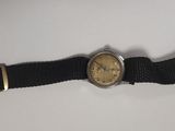 une montre posée sur un bracelet noir