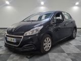 la voiture noire est garée dans le garage sur le sol en damier