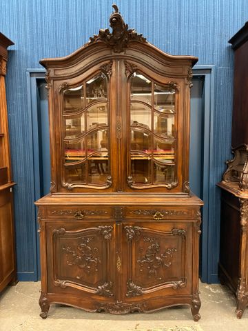 Buffet à deux corps de style Louis XV ouvrant en partie basse à d