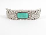 un gros plan d'un bracelet orné d'une pierre turquoise