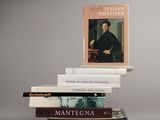 plusieurs livres empilés sur une table