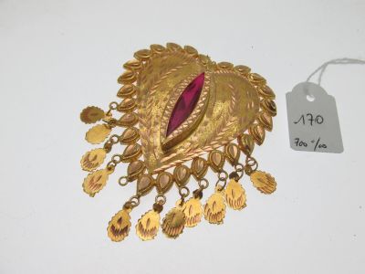 une image représentant une broche en or ornée d'une pierre rose au centre