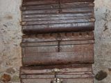 une pile de valises posée sur une table devant un mur en pierre
