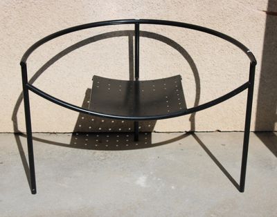 une table en métal noir avec un porte-revues en dessous