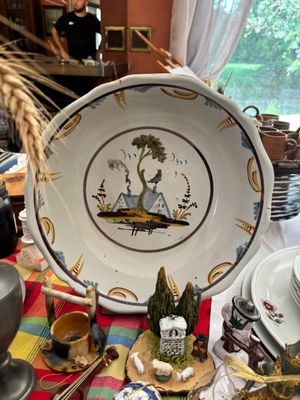 une assiette ornée d'une image, posée sur une table