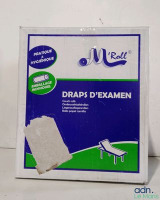 une boîte de draps avec l'image d'une chaise en arrière-plan