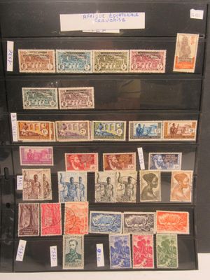 une vitrine sur laquelle sont exposés de nombreux timbres