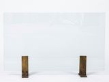 un gros plan d'une table en verre avec deux pieds en bois