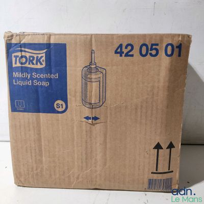 une boîte en carton sur laquelle est représenté un distributeur de savon liquide