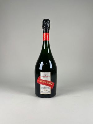 une bouteille de vin posée sur une table blanche