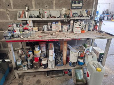 une photo d'un établi couvert de peinture et d'outils