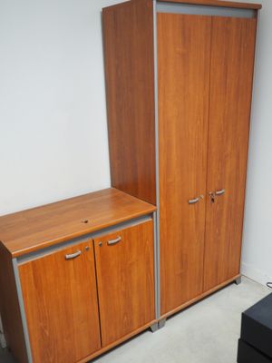 deux armoires et une armoire dans un coin de la pièce