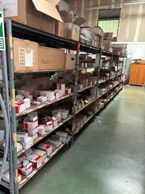 de nombreux cartons sur les étagères de l'entrepôt