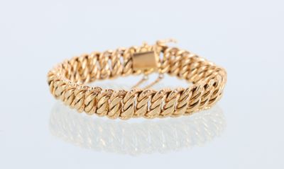 un bracelet en or jaune présentant un motif tressé sur fond blanc