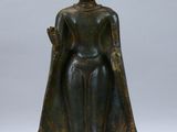 statue en bronze représentant un Bouddha debout