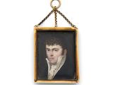 portrait d'un homme vêtu d'un manteau noir à col blanc et portant une chaîne en or