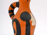 un vase orange et noir orné d'un chat noir