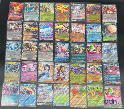 une grande collection de cartes Pokémon posée sur une table