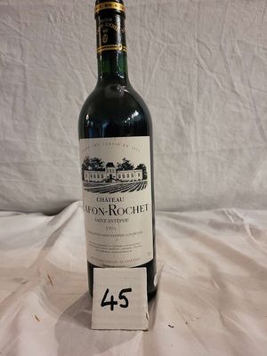 une bouteille de vin posée sur une table, avec une étiquette indiquant son prix