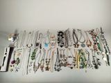 de nombreux colliers et bracelets accrochés à un mur