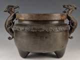 une image représentant un vase en bronze orné de deux lions