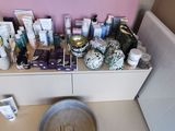 des toilettes dans une salle de bains où se trouvent de nombreux produits