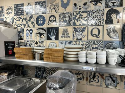beaucoup d'assiettes et de bols sur le comptoir de la cuisine