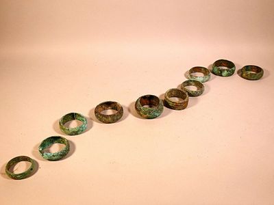 Ensemble de dix bracelets de fouilles avec forte oxydation v…