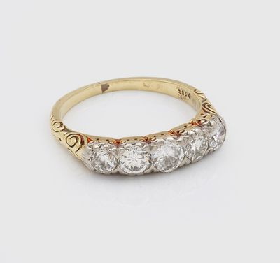 une bague en or et diamants