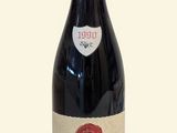une bouteille de vin posée sur une table