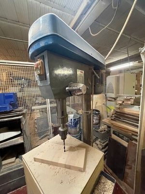 une image d'une machine qui travaille sur un morceau de bois