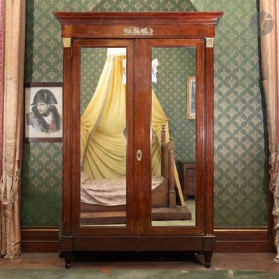 une grande armoire en bois avec un miroir à l'intérieur