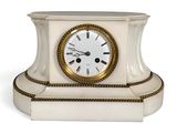 une horloge blanche posée sur une table