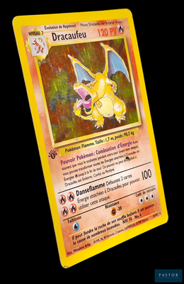 une carte Pokémon jaune sur laquelle figure l'image d'un dragon