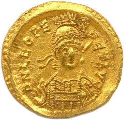 une pièce d'or à l'effigie d'une femme