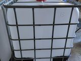 un grand conteneur rempli d'eau posé sur un chariot dans un entrepôt