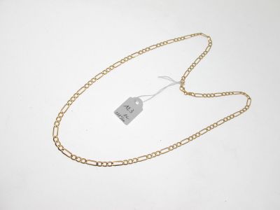 chaîne plaquée or avec un pendentif, sur fond blanc