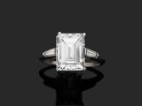 une bague en émeraude et diamant