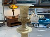 une lampe posée sur une table dans une pièce