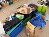 une pièce où il y a beaucoup de cartons par terre
