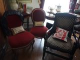 deux fauteuils rouges dans un coin du salon